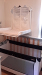 Bedje beneden met commode erboven 